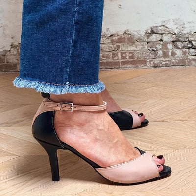 Leara™ | Elegant décolleté with medium heel and ankle strap for a refined style