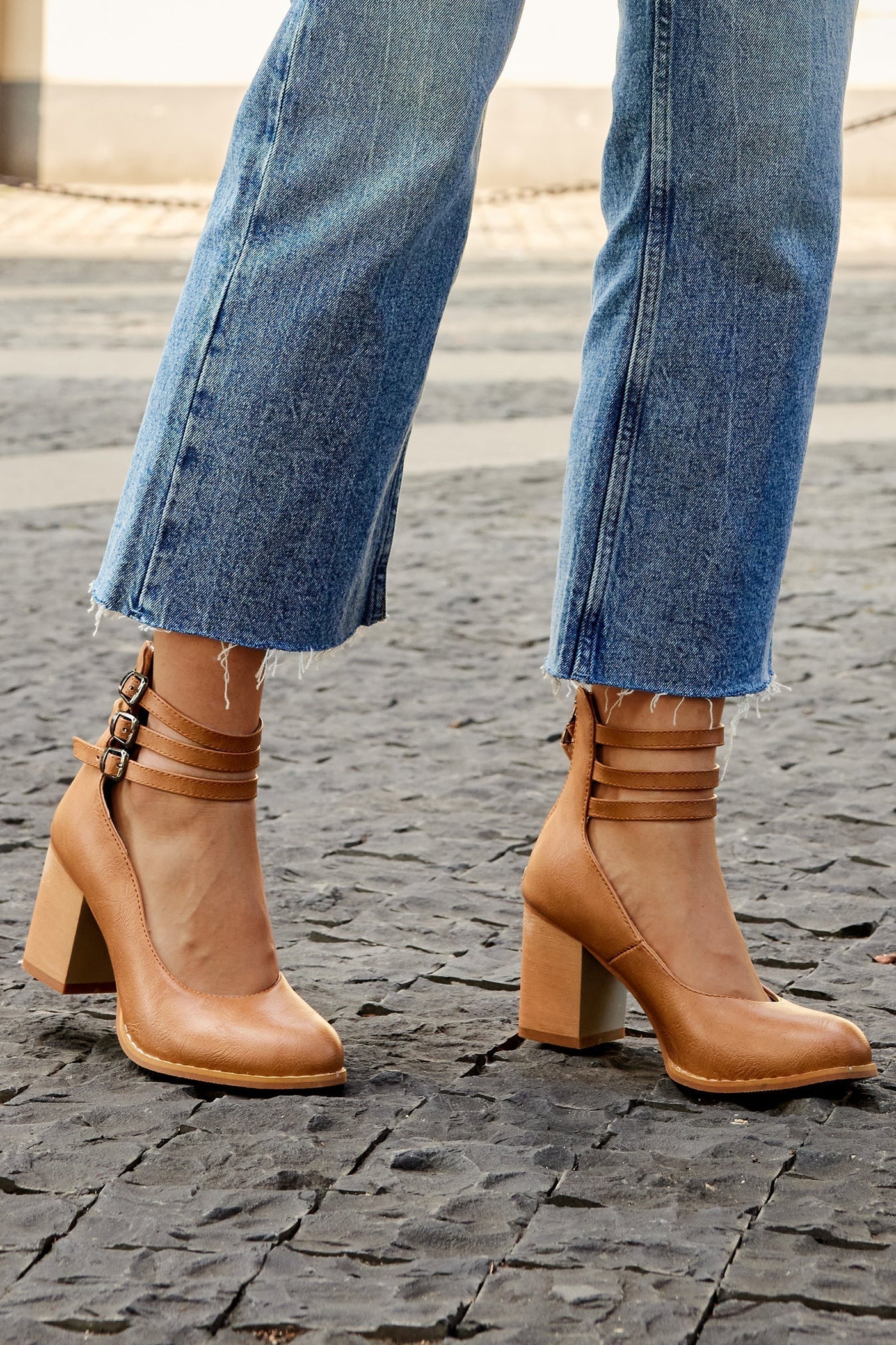 Caa™ | Elegant smooth sandals with ankle strap and thick heel for a sophisticated look