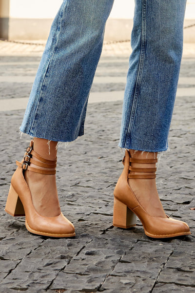 Caa™ | Elegant smooth sandals with ankle strap and thick heel for a sophisticated look